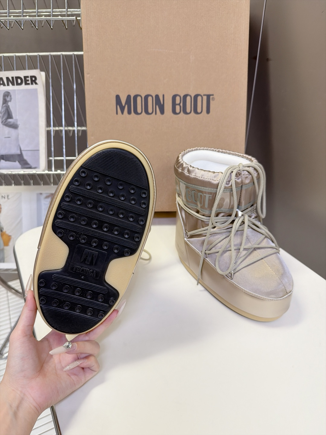 Moon Boot 秋冬最新款雪地靴 丑萌滑雪鞋 超多明星网红种草 秋冬滑雪必备款 现在有一款更另类的雪地靴又杀回来了 