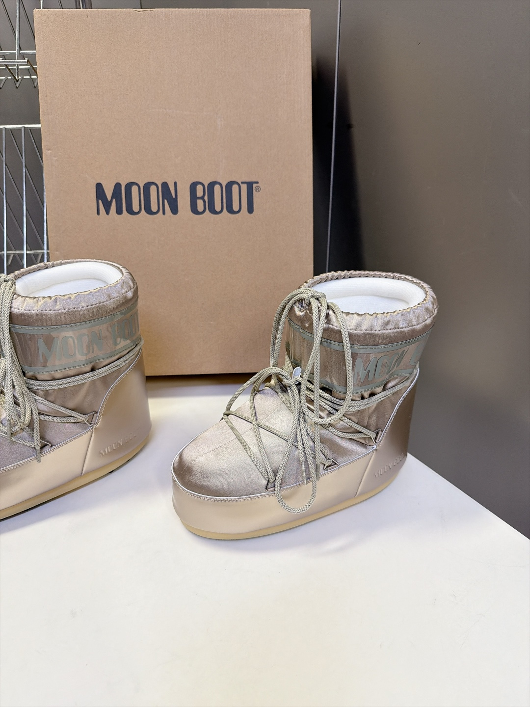 Moon Boot 秋冬最新款雪地靴 丑萌滑雪鞋 超多明星网红种草 秋冬滑雪必备款 现在有一款更另类的雪地靴又杀回来了 