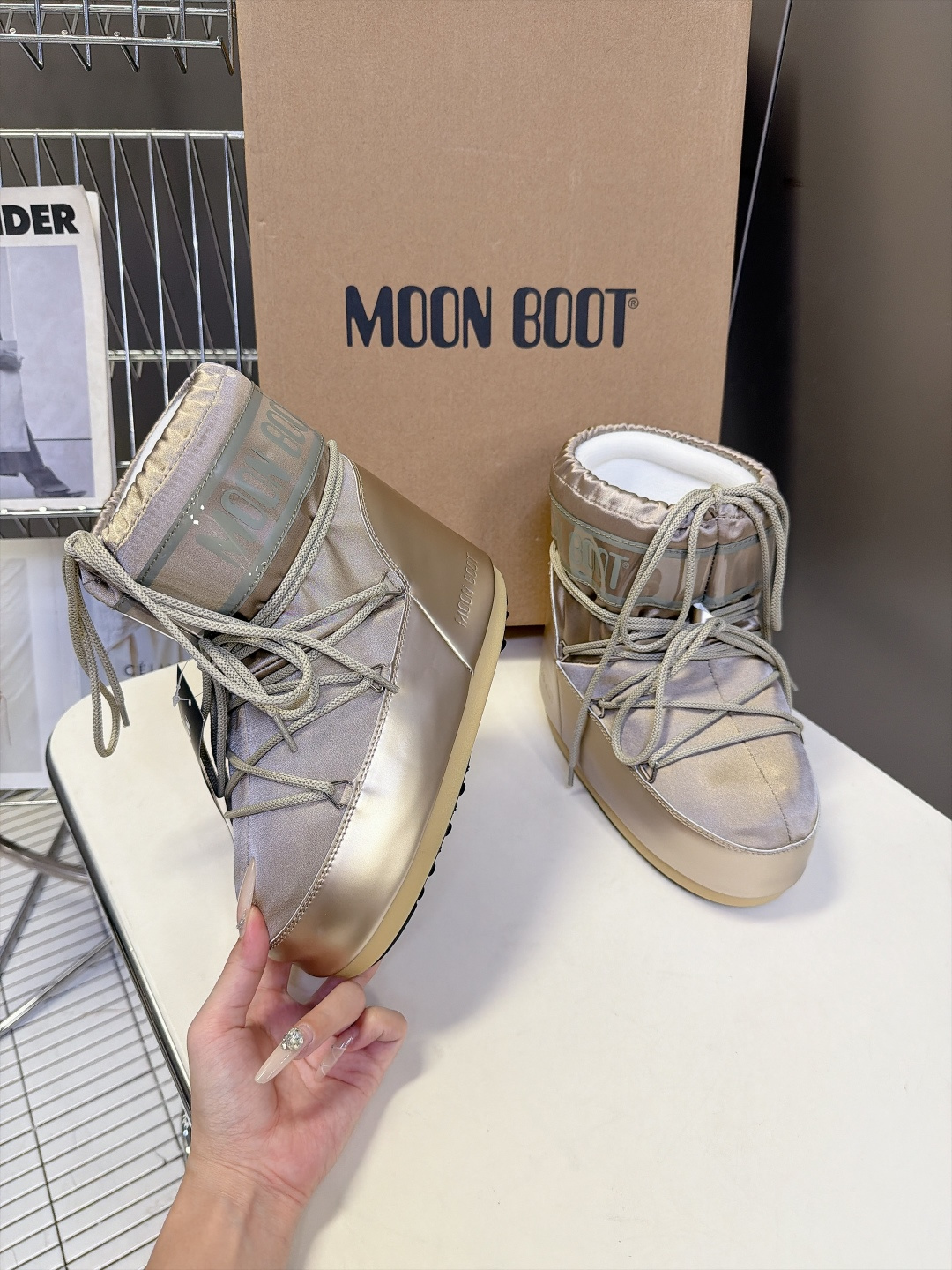 Moon Boot 秋冬最新款雪地靴 丑萌滑雪鞋 超多明星网红种草 秋冬滑雪必备款 现在有一款更另类的雪地靴又杀回来了 