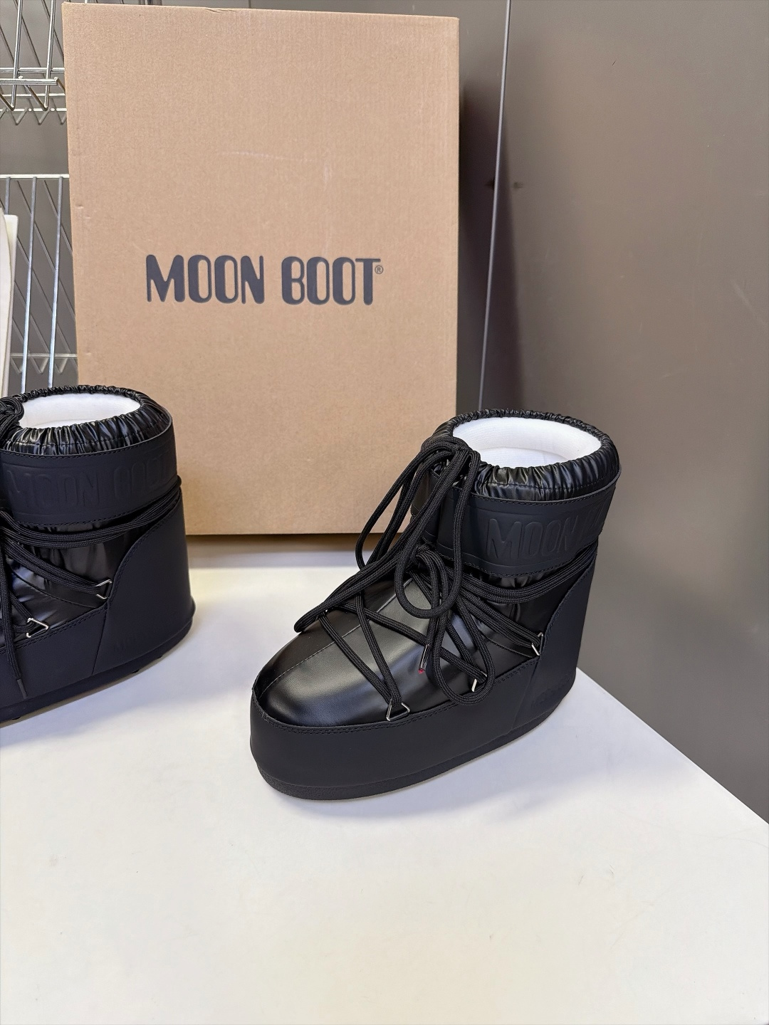 Moon Boot 秋冬最新款雪地靴 丑萌滑雪鞋 超多明星网红种草 秋冬滑雪必备款 现在有一款更另类的雪地靴又杀回来了 