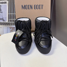 Moon Boot 秋冬最新款雪地靴 丑萌滑雪鞋 超多明星网红种草 秋冬滑雪必备款 现在有一款更另类的雪地靴又杀回来了 Moon Boot 秋冬最新款雪地靴 丑萌滑雪鞋 超多明星网红种草 秋冬滑雪必备款 现在有一款更另类的雪地靴又杀回来了