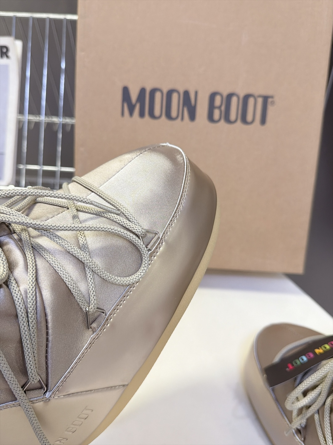 Moon Boot 秋冬最新款雪地靴 丑萌滑雪鞋 超多明星网红种草 秋冬滑雪必备款 现在有一款更另类的雪地靴又杀回来了 