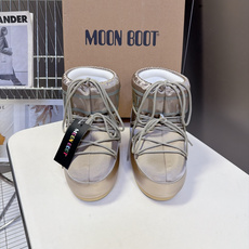 Moon Boot 秋冬最新款雪地靴 丑萌滑雪鞋 超多明星网红种草 秋冬滑雪必备款 现在有一款更另类的雪地靴又杀回来了 Moon Boot 秋冬最新款雪地靴 丑萌滑雪鞋 超多明星网红种草 秋冬滑雪必备款 现在有一款更另类的雪地靴又杀回来了