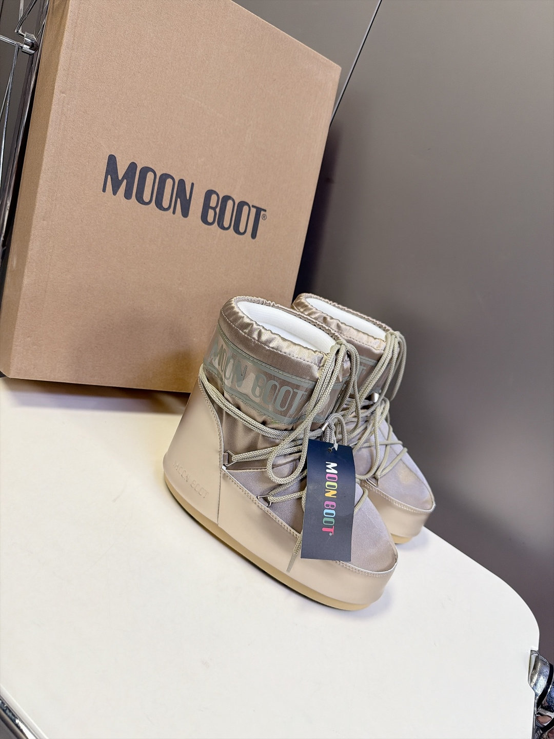 Moon Boot 秋冬最新款雪地靴 丑萌滑雪鞋 超多明星网红种草 秋冬滑雪必备款 现在有一款更另类的雪地靴又杀回来了 