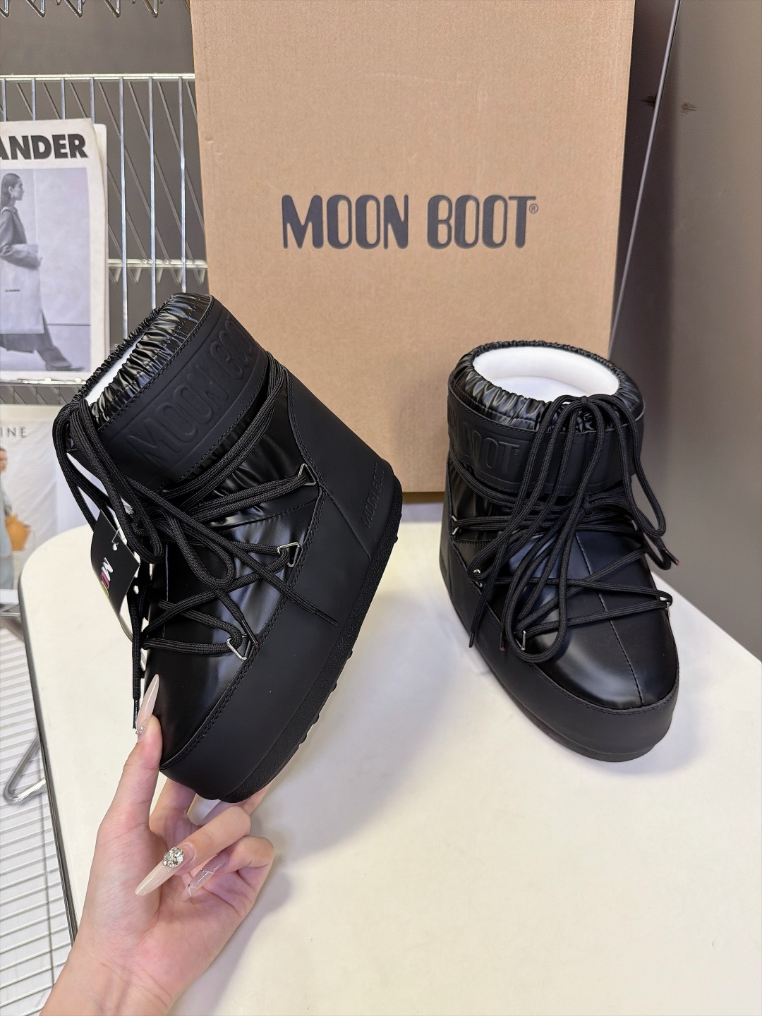 Moon Boot 秋冬最新款雪地靴 丑萌滑雪鞋 超多明星网红种草 秋冬滑雪必备款 现在有一款更另类的雪地靴又杀回来了 