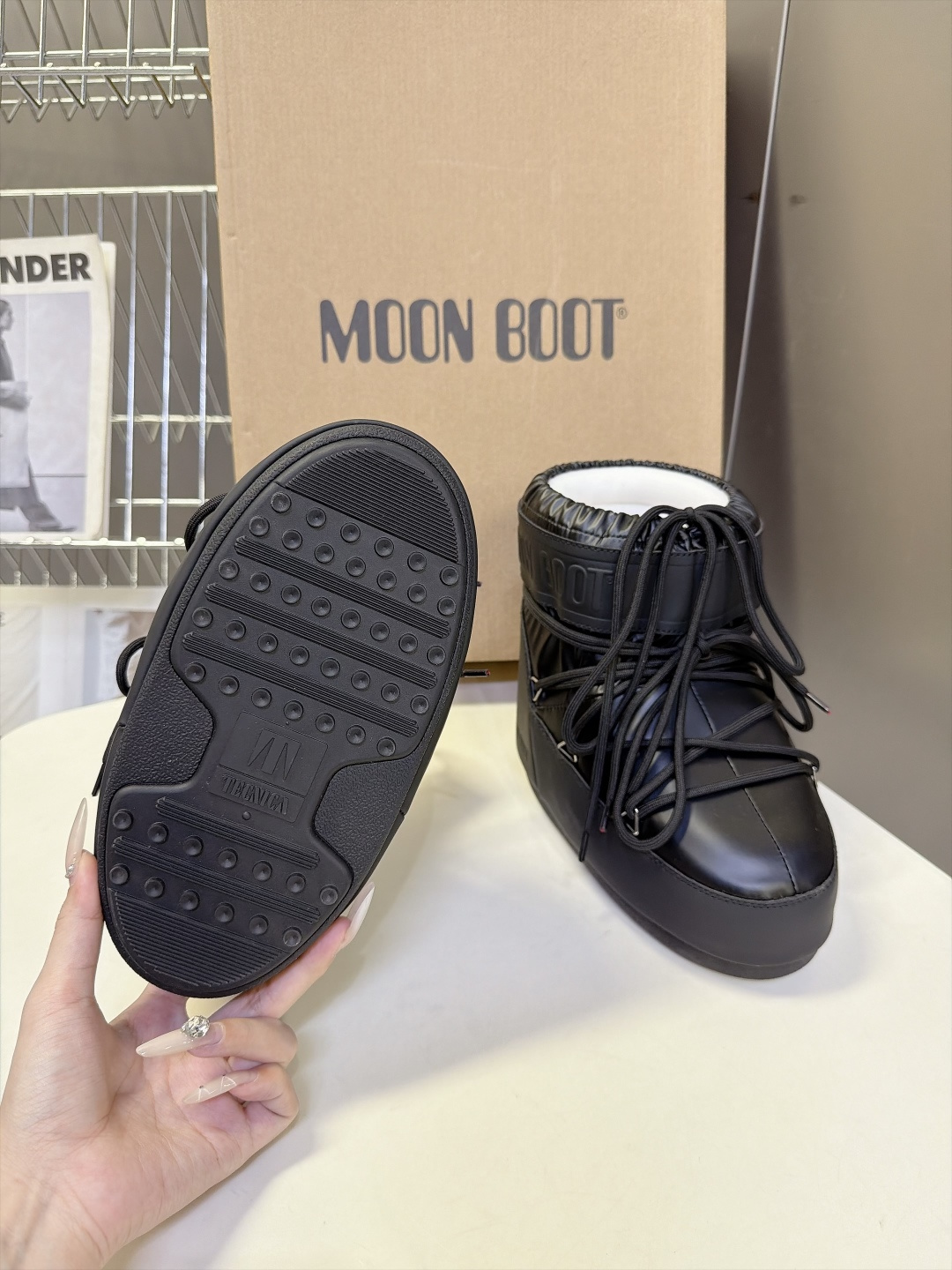 Moon Boot 秋冬最新款雪地靴 丑萌滑雪鞋 超多明星网红种草 秋冬滑雪必备款 现在有一款更另类的雪地靴又杀回来了 