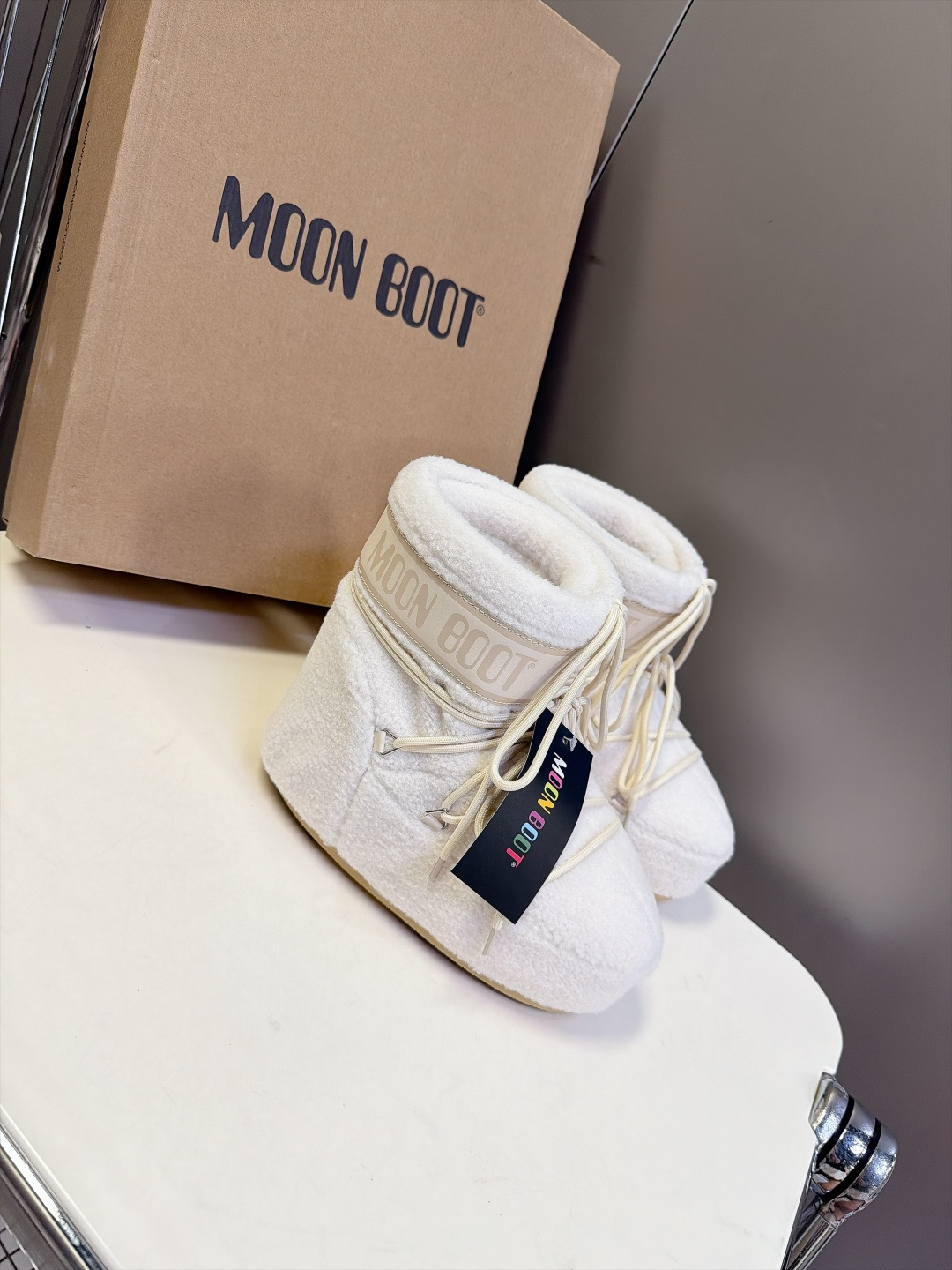 Moon Boot 秋冬最新款雪地靴 丑萌滑雪鞋 超多明星网红种草 秋冬滑雪必备款 现在有一款更另类的雪地靴又杀回来了 