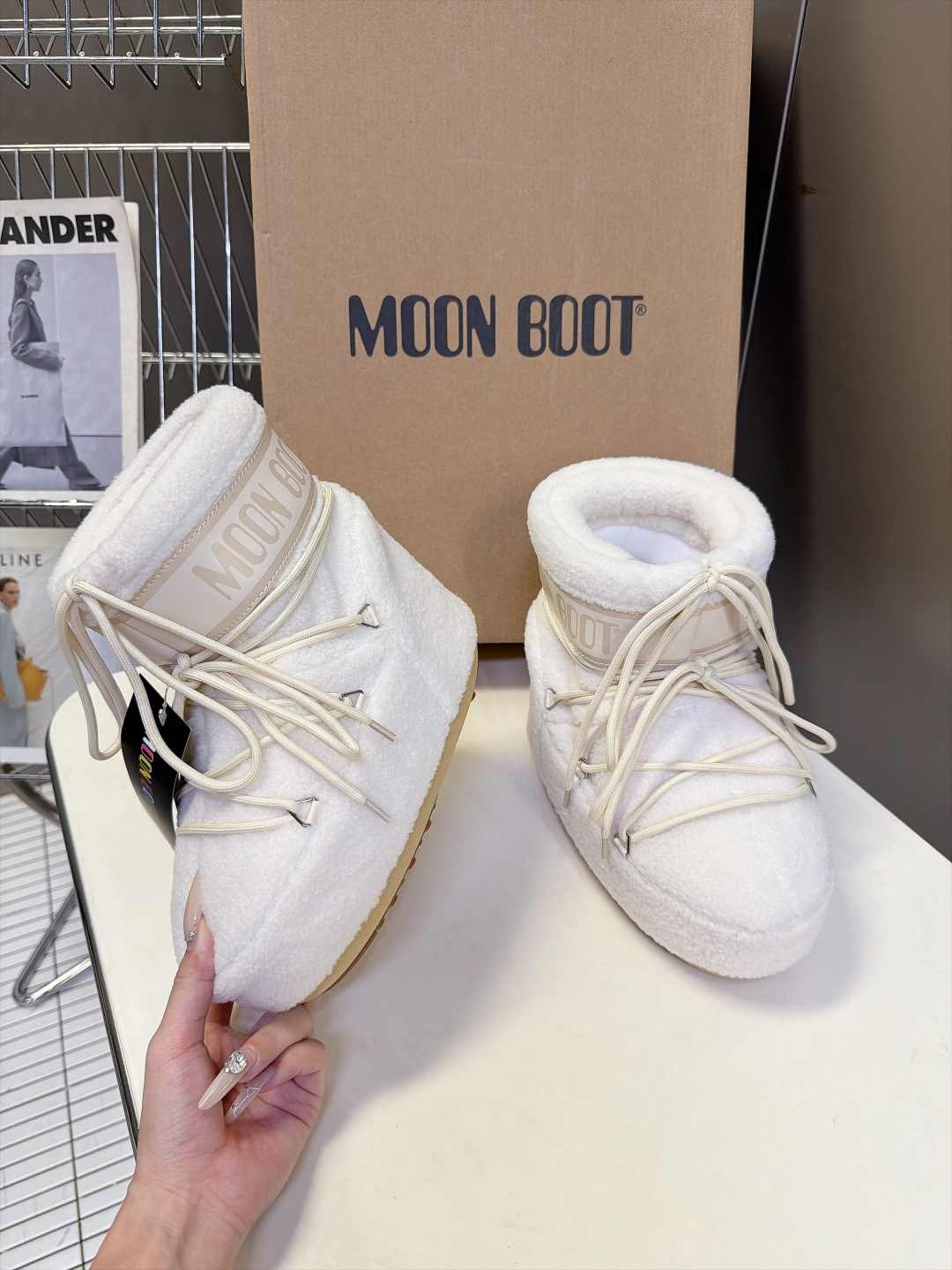 Moon Boot 秋冬最新款雪地靴 丑萌滑雪鞋 超多明星网红种草 秋冬滑雪必备款 现在有一款更另类的雪地靴又杀回来了 