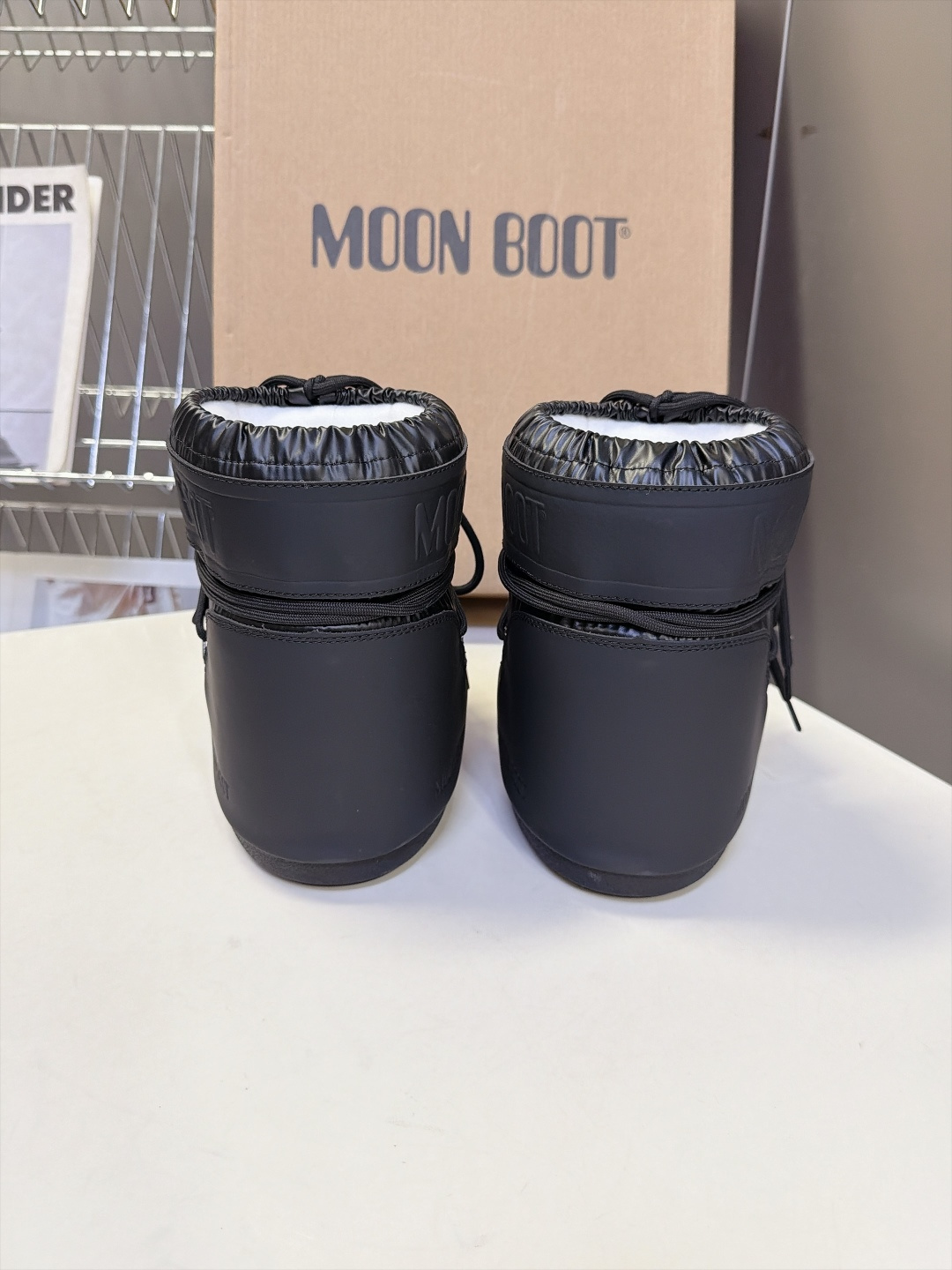 Moon Boot 秋冬最新款雪地靴 丑萌滑雪鞋 超多明星网红种草 秋冬滑雪必备款 现在有一款更另类的雪地靴又杀回来了 