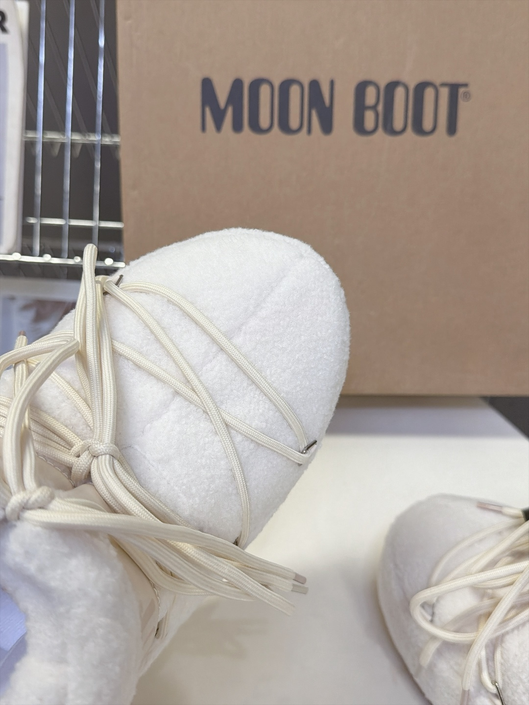 Moon Boot 秋冬最新款雪地靴 丑萌滑雪鞋 超多明星网红种草 秋冬滑雪必备款 现在有一款更另类的雪地靴又杀回来了 
