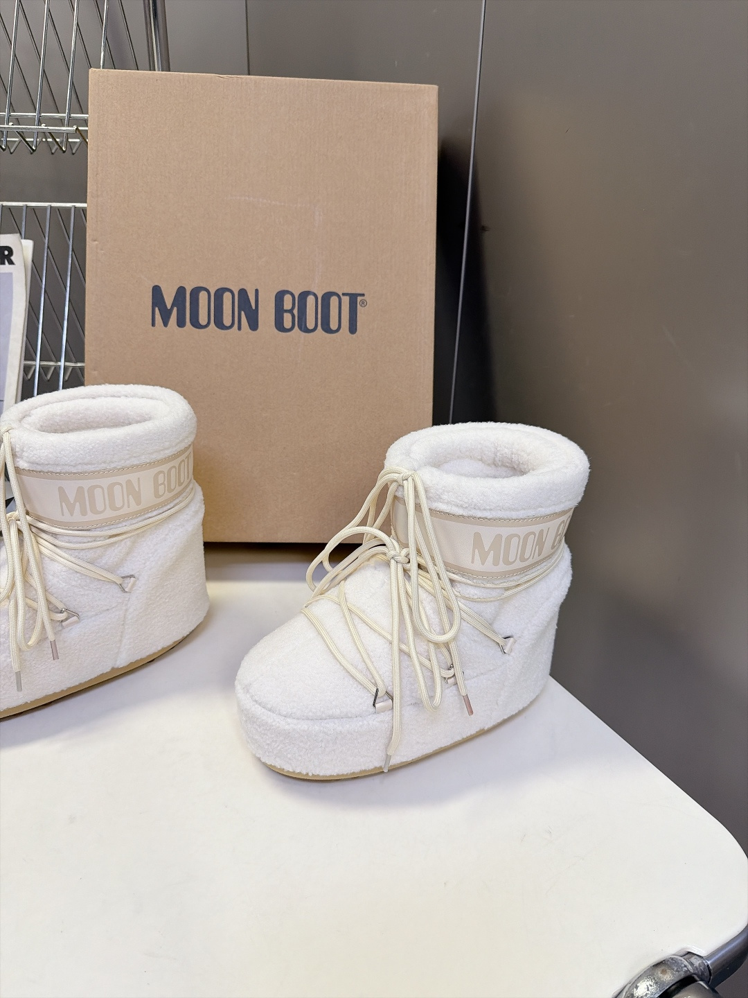 Moon Boot 秋冬最新款雪地靴 丑萌滑雪鞋 超多明星网红种草 秋冬滑雪必备款 现在有一款更另类的雪地靴又杀回来了 
