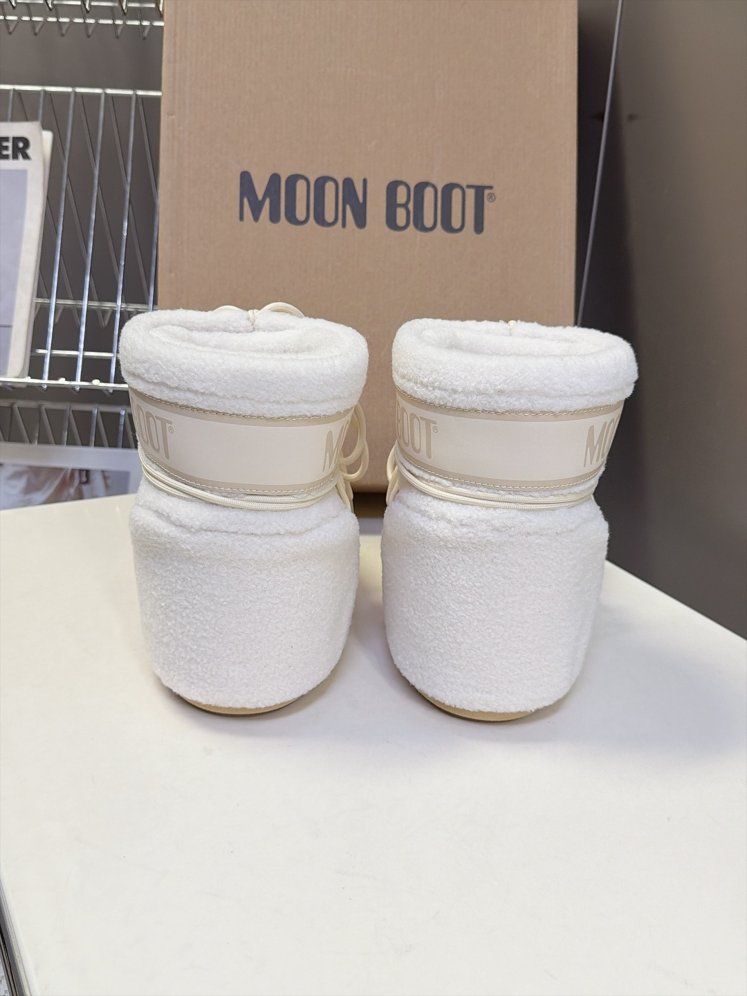 Moon Boot 秋冬最新款雪地靴 丑萌滑雪鞋 超多明星网红种草 秋冬滑雪必备款 现在有一款更另类的雪地靴又杀回来了 