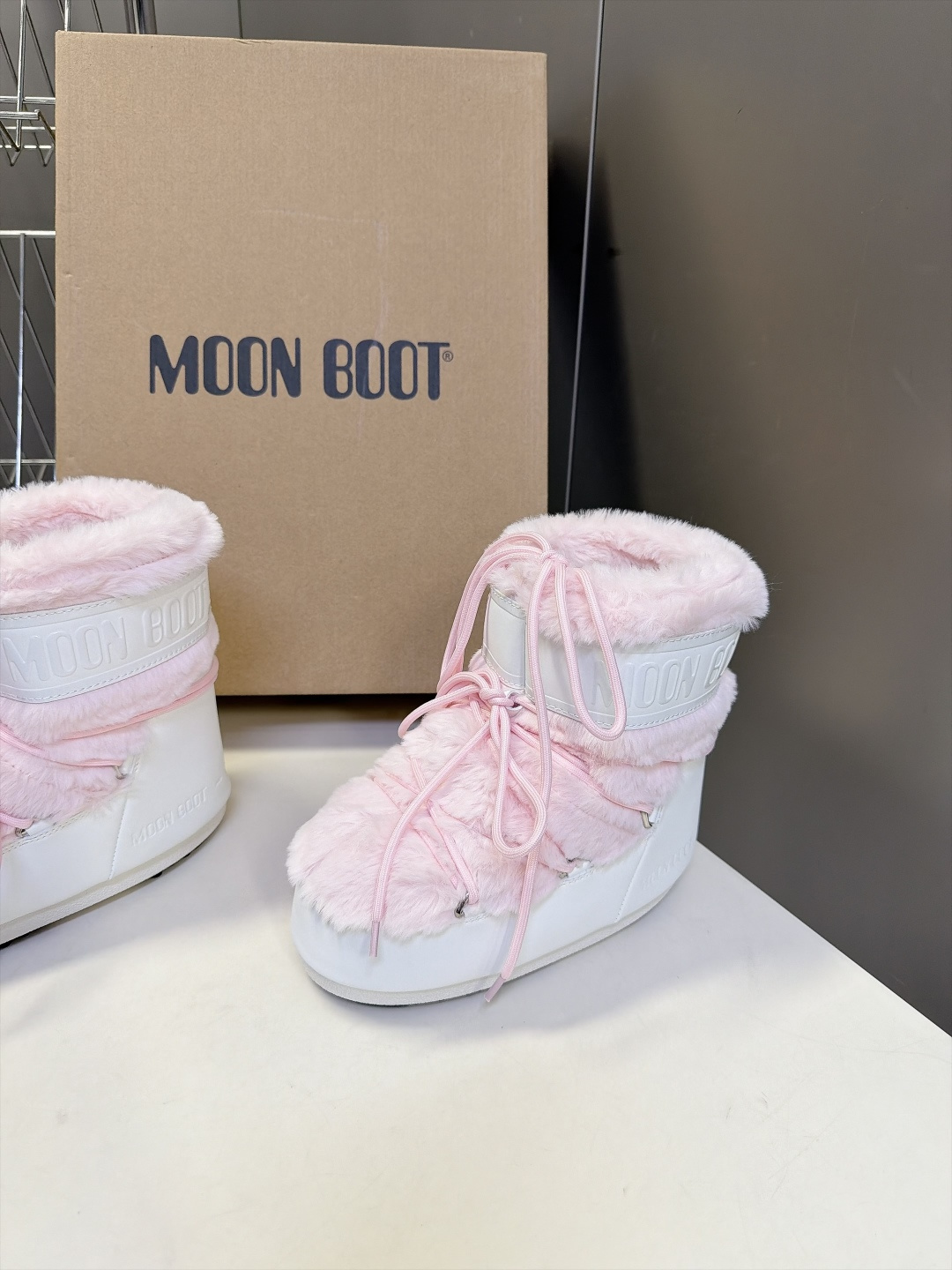 Moon Boot 秋冬最新款雪地靴 丑萌滑雪鞋 超多明星网红种草 秋冬滑雪必备款 现在有一款更另类的雪地靴又杀回来了 