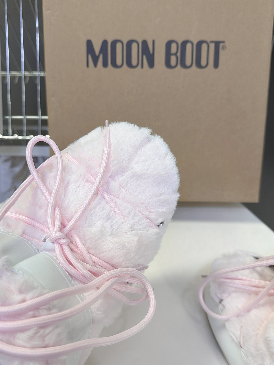 Moon Boot 秋冬最新款雪地靴 丑萌滑雪鞋 超多明星网红种草 秋冬滑雪必备款 现在有一款更另类的雪地靴又杀回来了 