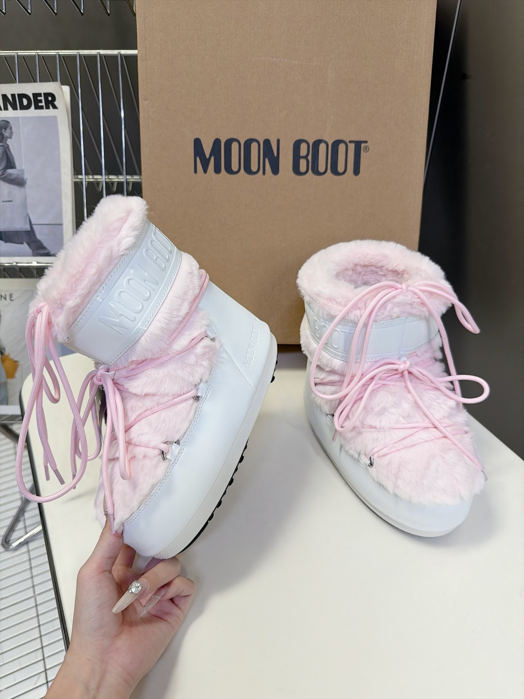 Moon Boot 秋冬最新款雪地靴 丑萌滑雪鞋 超多明星网红种草 秋冬滑雪必备款 现在有一款更另类的雪地靴又杀回来了 