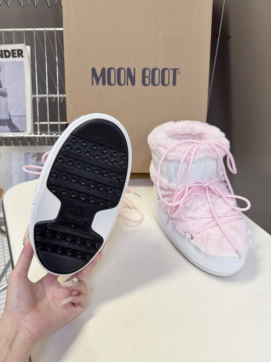 Moon Boot 秋冬最新款雪地靴 丑萌滑雪鞋 超多明星网红种草 秋冬滑雪必备款 现在有一款更另类的雪地靴又杀回来了 