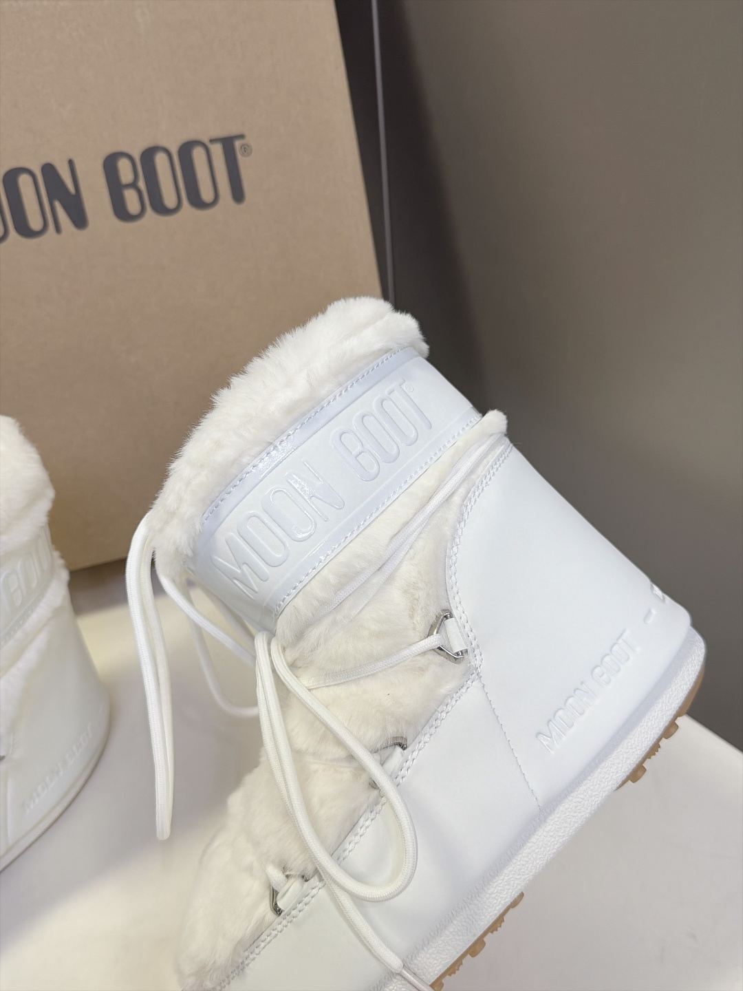 Moon Boot 秋冬最新款雪地靴 丑萌滑雪鞋 超多明星网红种草 秋冬滑雪必备款 现在有一款更另类的雪地靴又杀回来了 