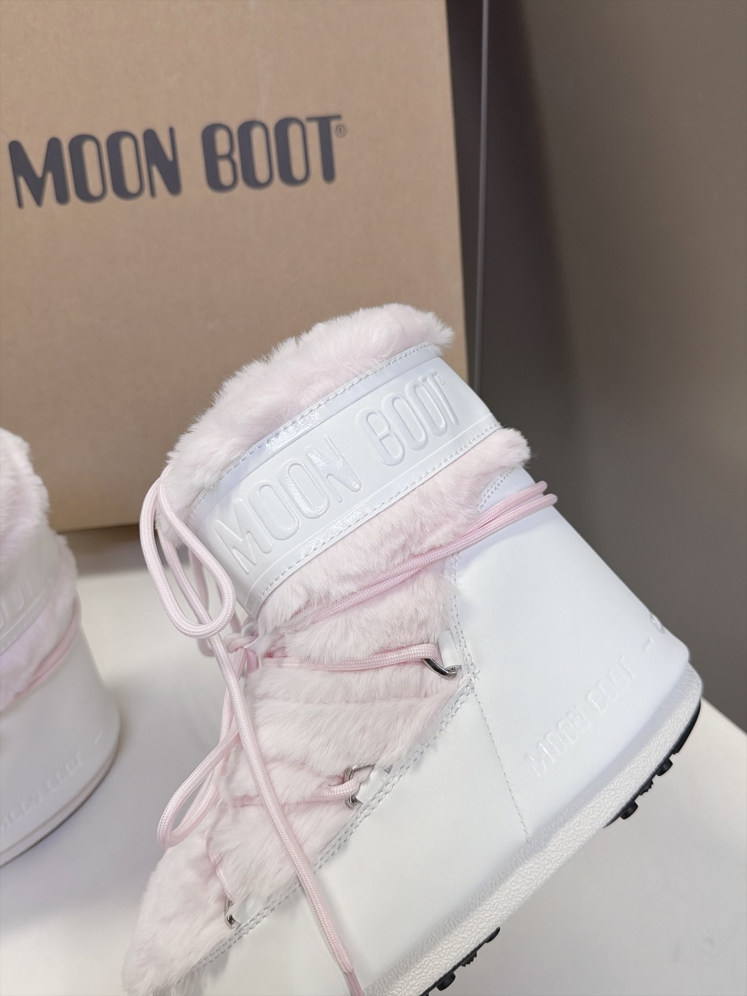 Moon Boot 秋冬最新款雪地靴 丑萌滑雪鞋 超多明星网红种草 秋冬滑雪必备款 现在有一款更另类的雪地靴又杀回来了 
