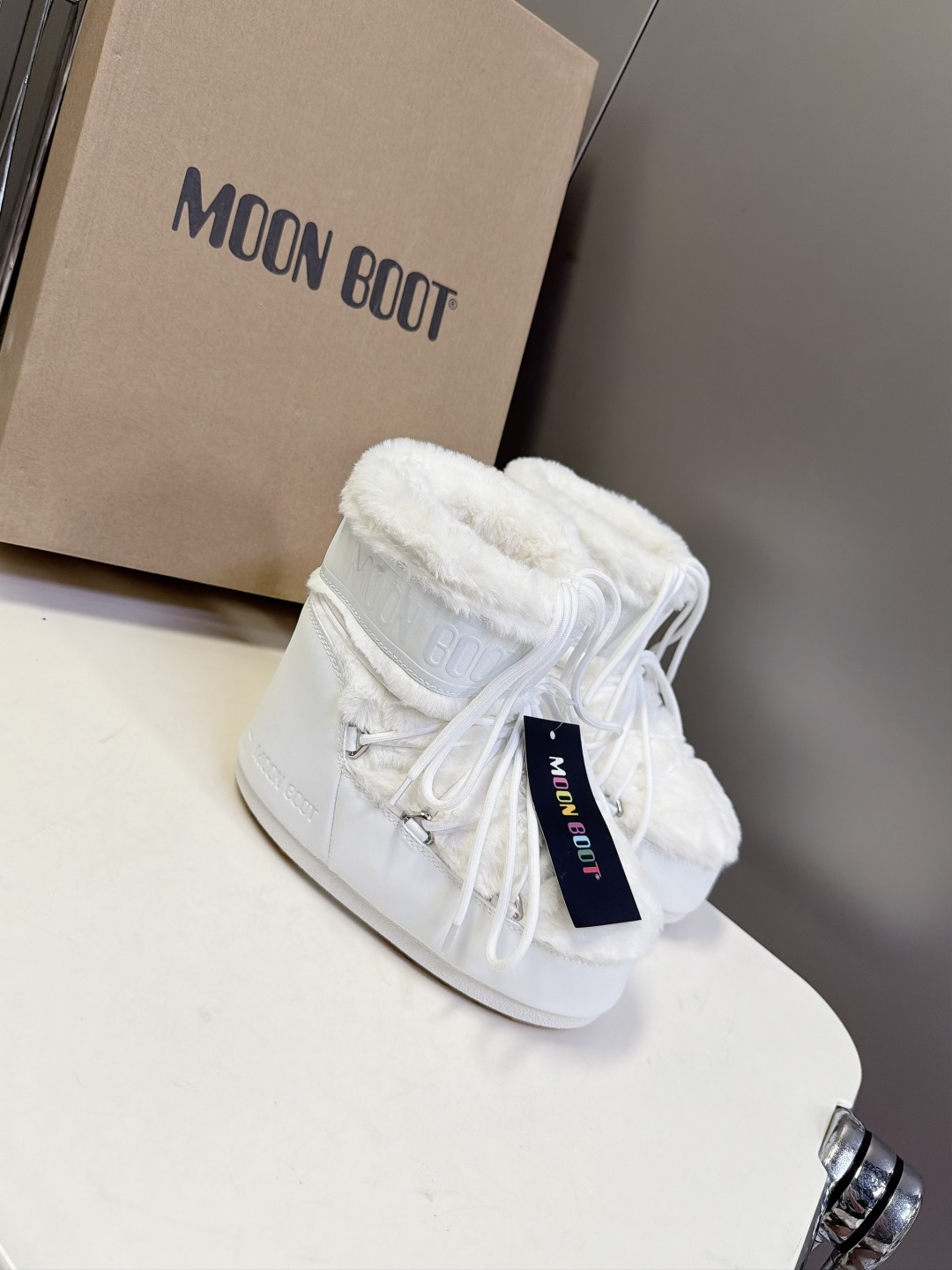 Moon Boot 秋冬最新款雪地靴 丑萌滑雪鞋 超多明星网红种草 秋冬滑雪必备款 现在有一款更另类的雪地靴又杀回来了 