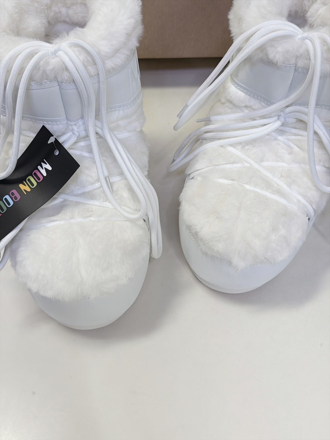 Moon Boot 秋冬最新款雪地靴 丑萌滑雪鞋 超多明星网红种草 秋冬滑雪必备款 现在有一款更另类的雪地靴又杀回来了 