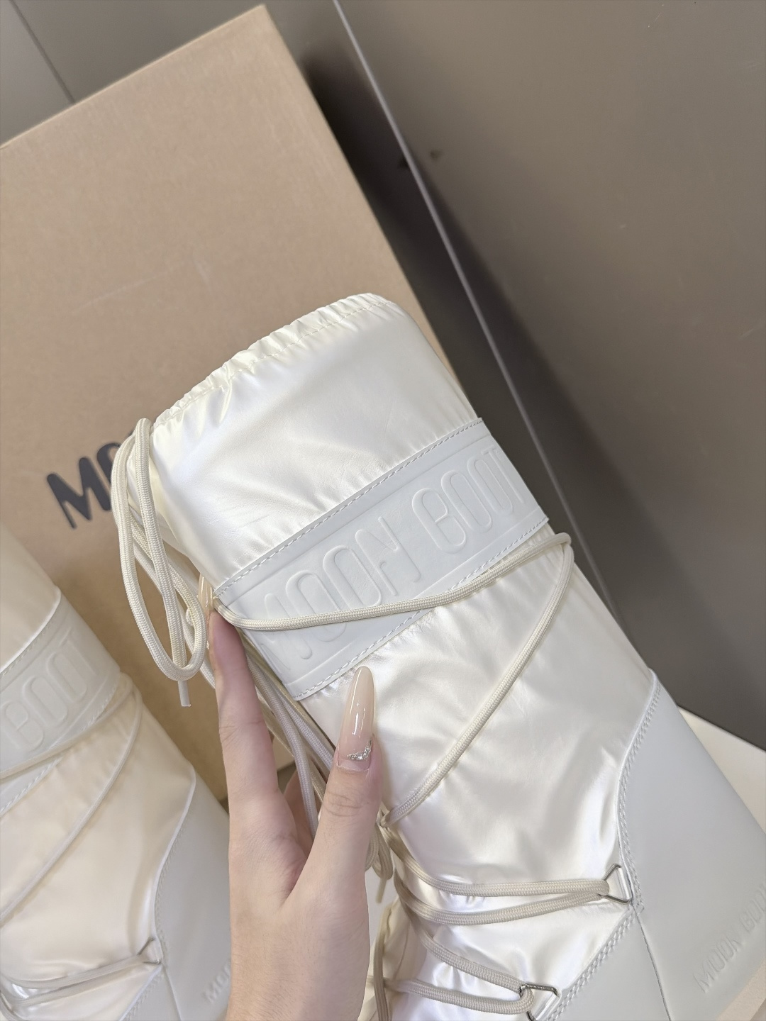 Moon Boot 秋冬最新款雪地靴 丑萌滑雪鞋 超多明星网红种草 秋冬滑雪必备款 现在有一款更另类的雪地靴又杀回来了 