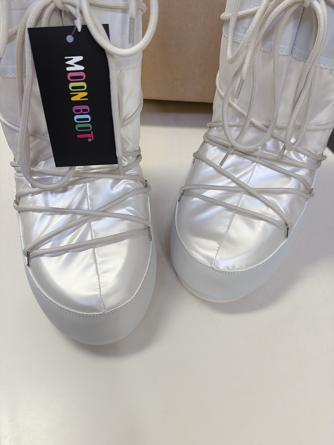 Moon Boot 秋冬最新款雪地靴 丑萌滑雪鞋 超多明星网红种草 秋冬滑雪必备款 现在有一款更另类的雪地靴又杀回来了 