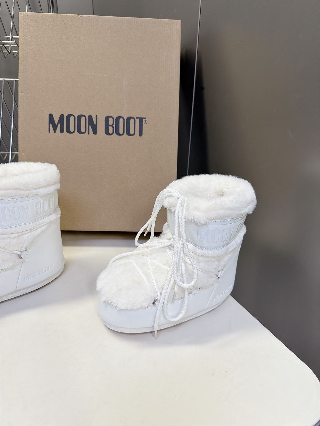 Moon Boot 秋冬最新款雪地靴 丑萌滑雪鞋 超多明星网红种草 秋冬滑雪必备款 现在有一款更另类的雪地靴又杀回来了 