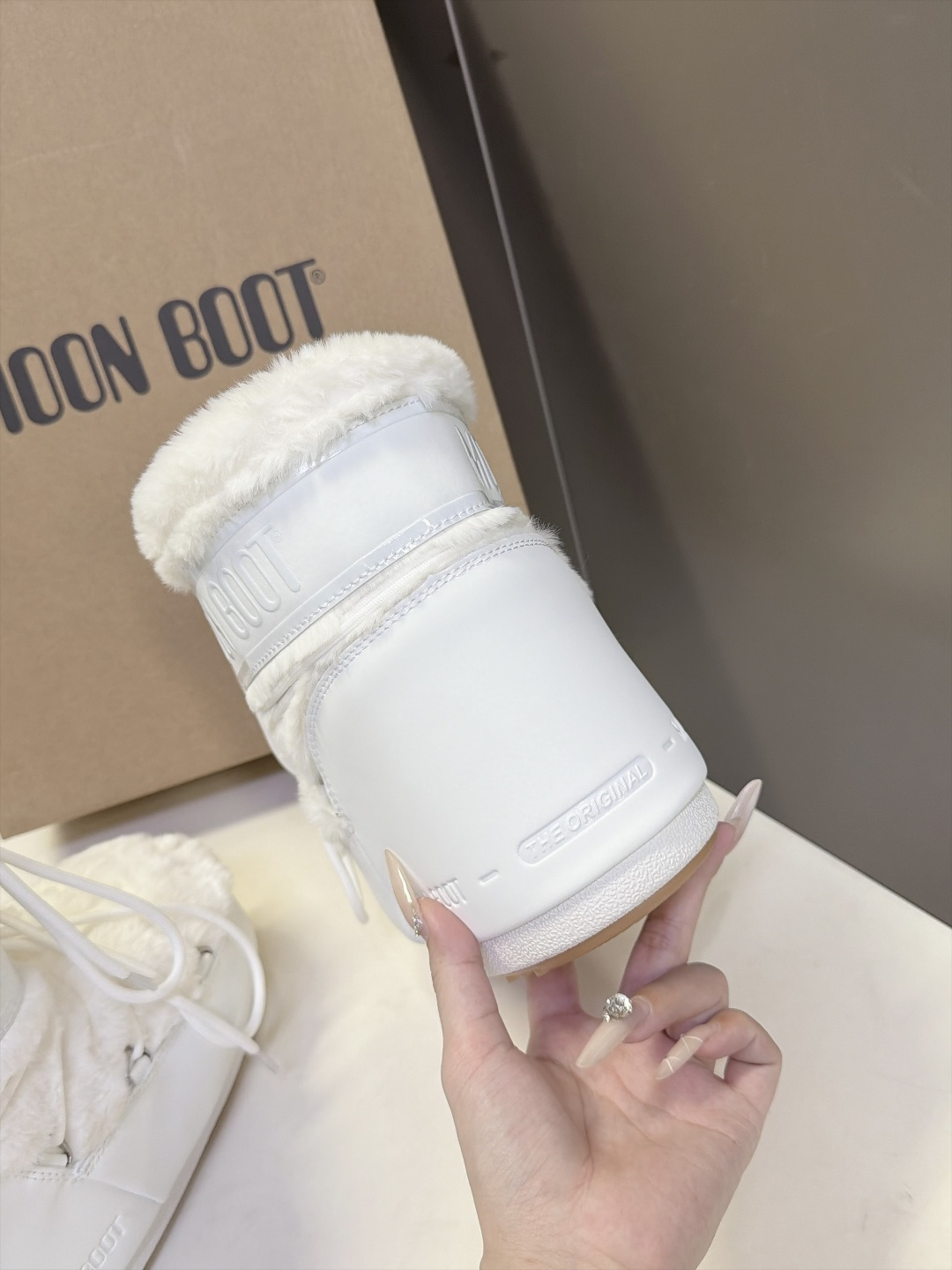Moon Boot 秋冬最新款雪地靴 丑萌滑雪鞋 超多明星网红种草 秋冬滑雪必备款 现在有一款更另类的雪地靴又杀回来了 