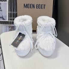 Moon Boot 秋冬最新款雪地靴 丑萌滑雪鞋 超多明星网红种草 秋冬滑雪必备款 现在有一款更另类的雪地靴又杀回来了 Moon Boot 秋冬最新款雪地靴 丑萌滑雪鞋 超多明星网红种草 秋冬滑雪必备款 现在有一款更另类的雪地靴又杀回来了