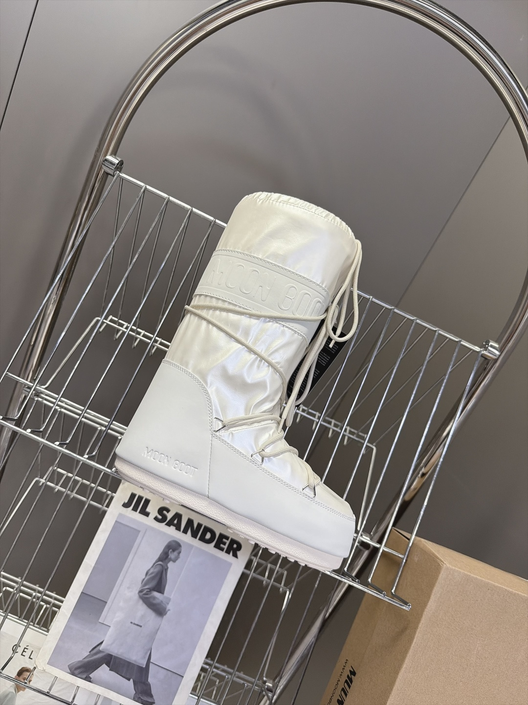 Moon Boot 秋冬最新款雪地靴 丑萌滑雪鞋 超多明星网红种草 秋冬滑雪必备款 现在有一款更另类的雪地靴又杀回来了 