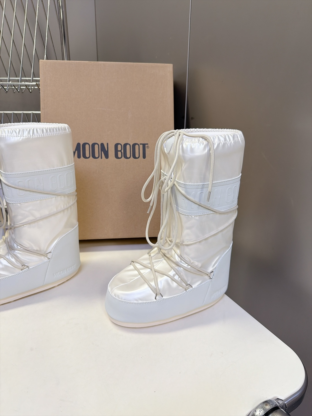 Moon Boot 秋冬最新款雪地靴 丑萌滑雪鞋 超多明星网红种草 秋冬滑雪必备款 现在有一款更另类的雪地靴又杀回来了 