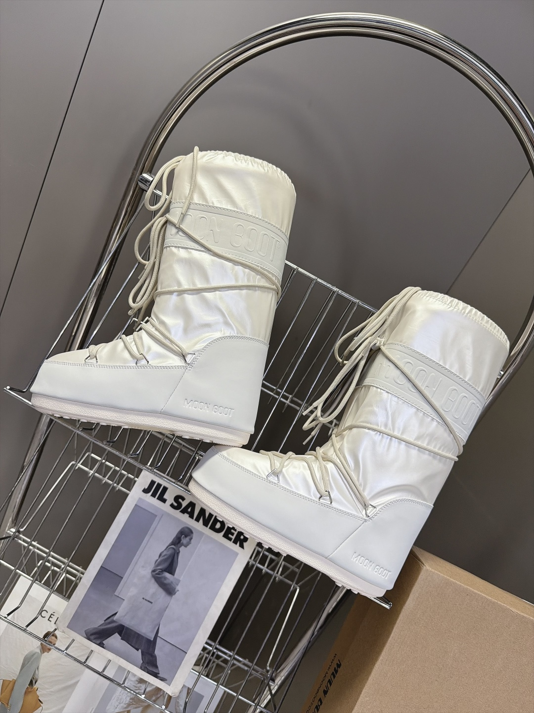 Moon Boot 秋冬最新款雪地靴 丑萌滑雪鞋 超多明星网红种草 秋冬滑雪必备款 现在有一款更另类的雪地靴又杀回来了 
