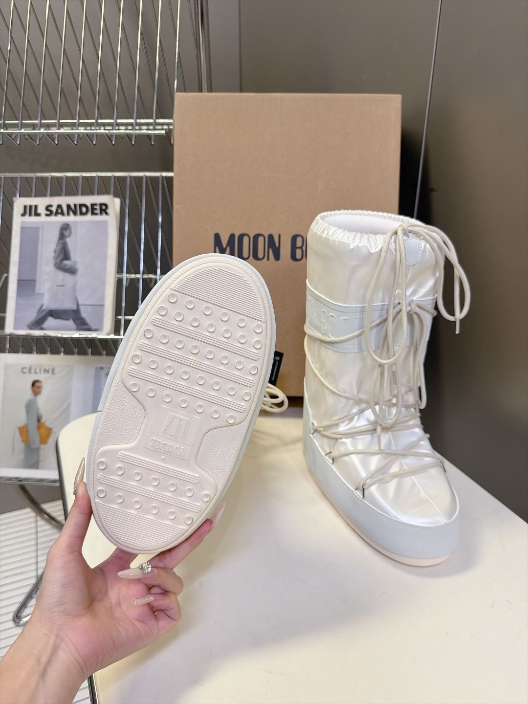 Moon Boot 秋冬最新款雪地靴 丑萌滑雪鞋 超多明星网红种草 秋冬滑雪必备款 现在有一款更另类的雪地靴又杀回来了 