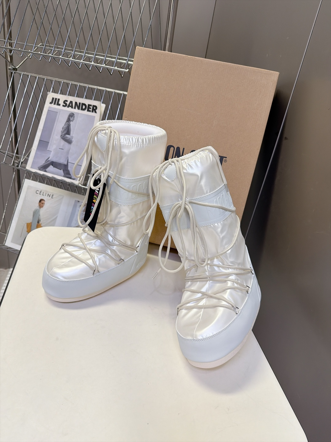 Moon Boot 秋冬最新款雪地靴 丑萌滑雪鞋 超多明星网红种草 秋冬滑雪必备款 现在有一款更另类的雪地靴又杀回来了 