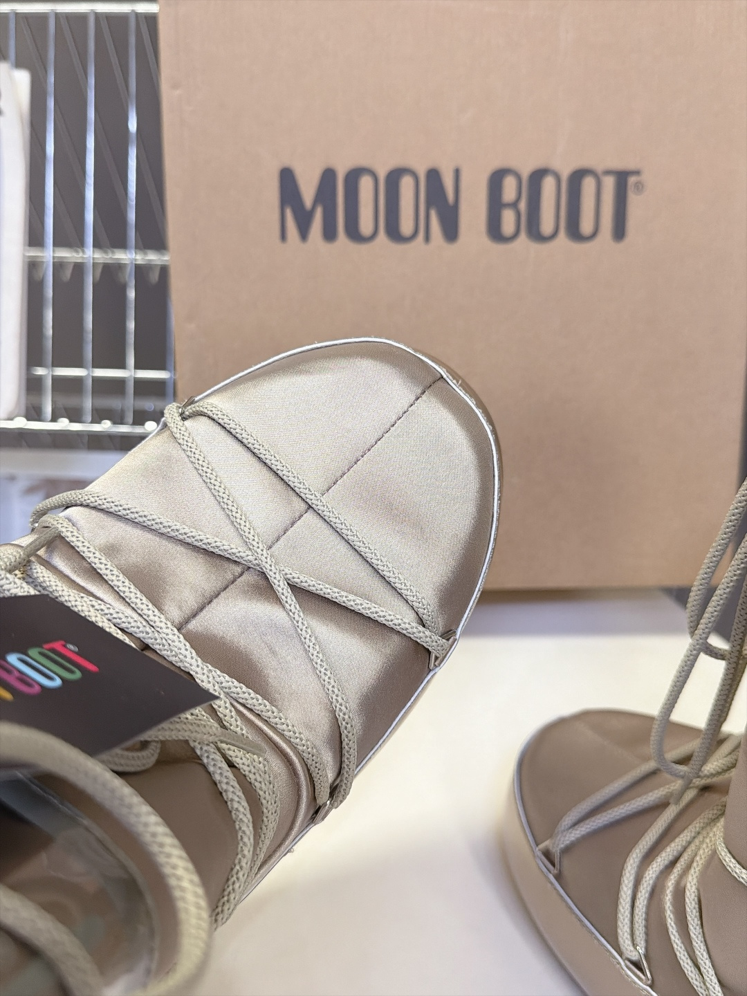 Moon Boot 秋冬最新款雪地靴 丑萌滑雪鞋 超多明星网红种草 秋冬滑雪必备款 现在有一款更另类的雪地靴又杀回来了 