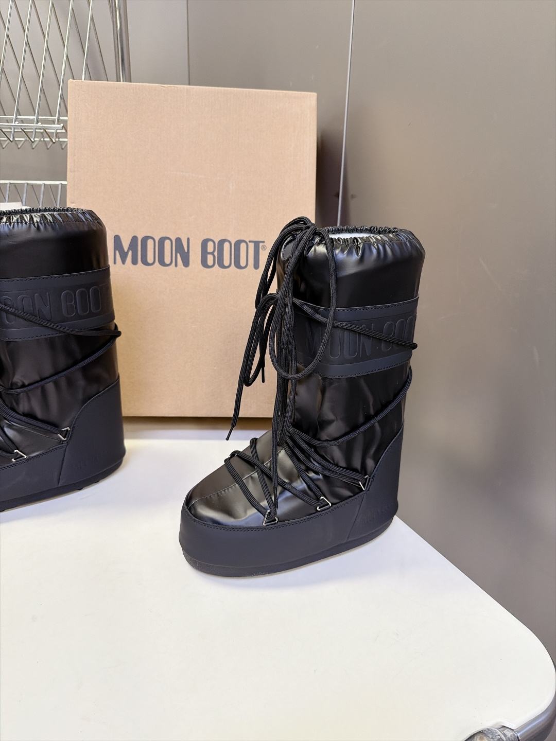 Moon Boot 秋冬最新款雪地靴 丑萌滑雪鞋 超多明星网红种草 秋冬滑雪必备款 现在有一款更另类的雪地靴又杀回来了 