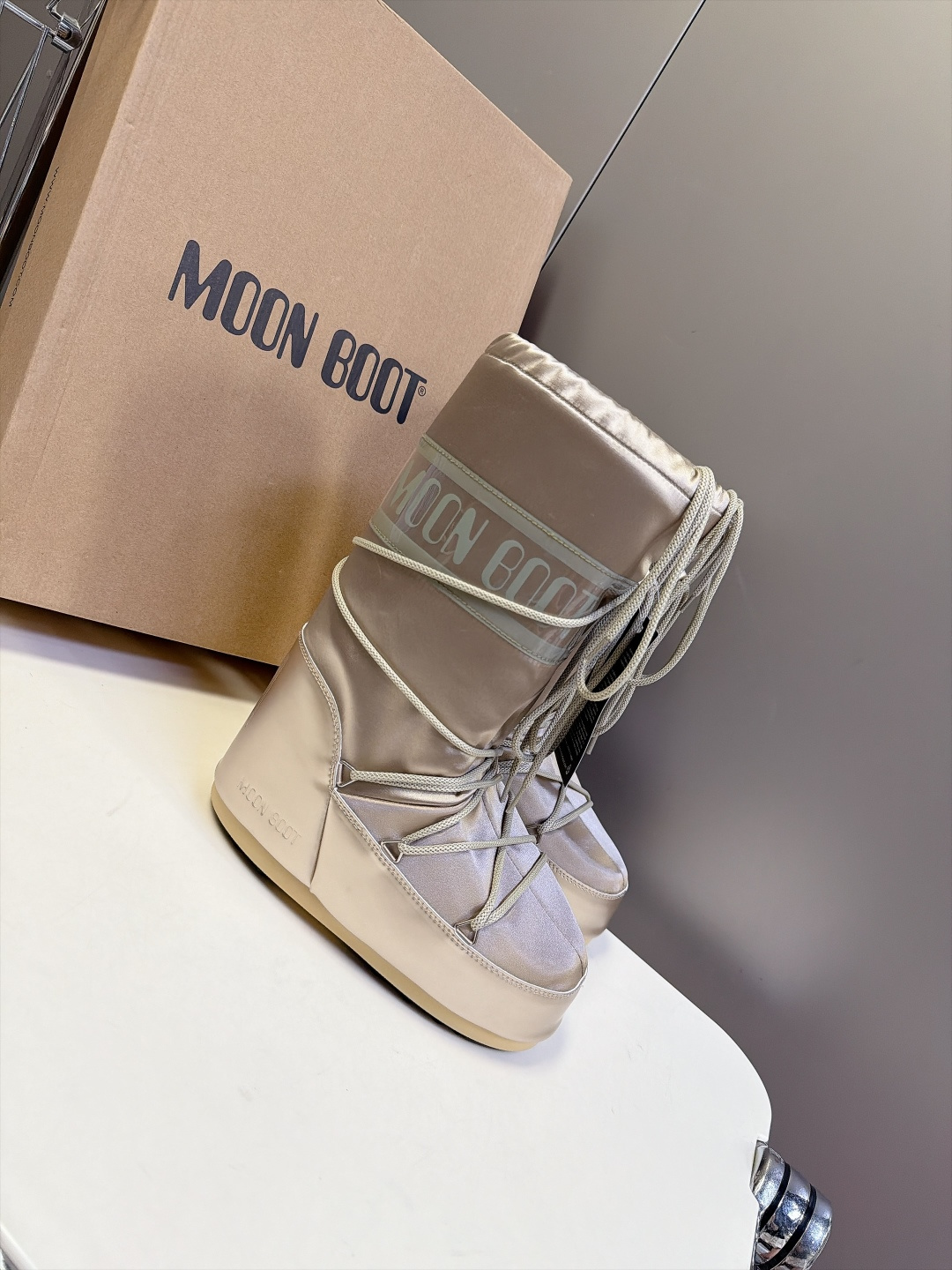 Moon Boot 秋冬最新款雪地靴 丑萌滑雪鞋 超多明星网红种草 秋冬滑雪必备款 现在有一款更另类的雪地靴又杀回来了 
