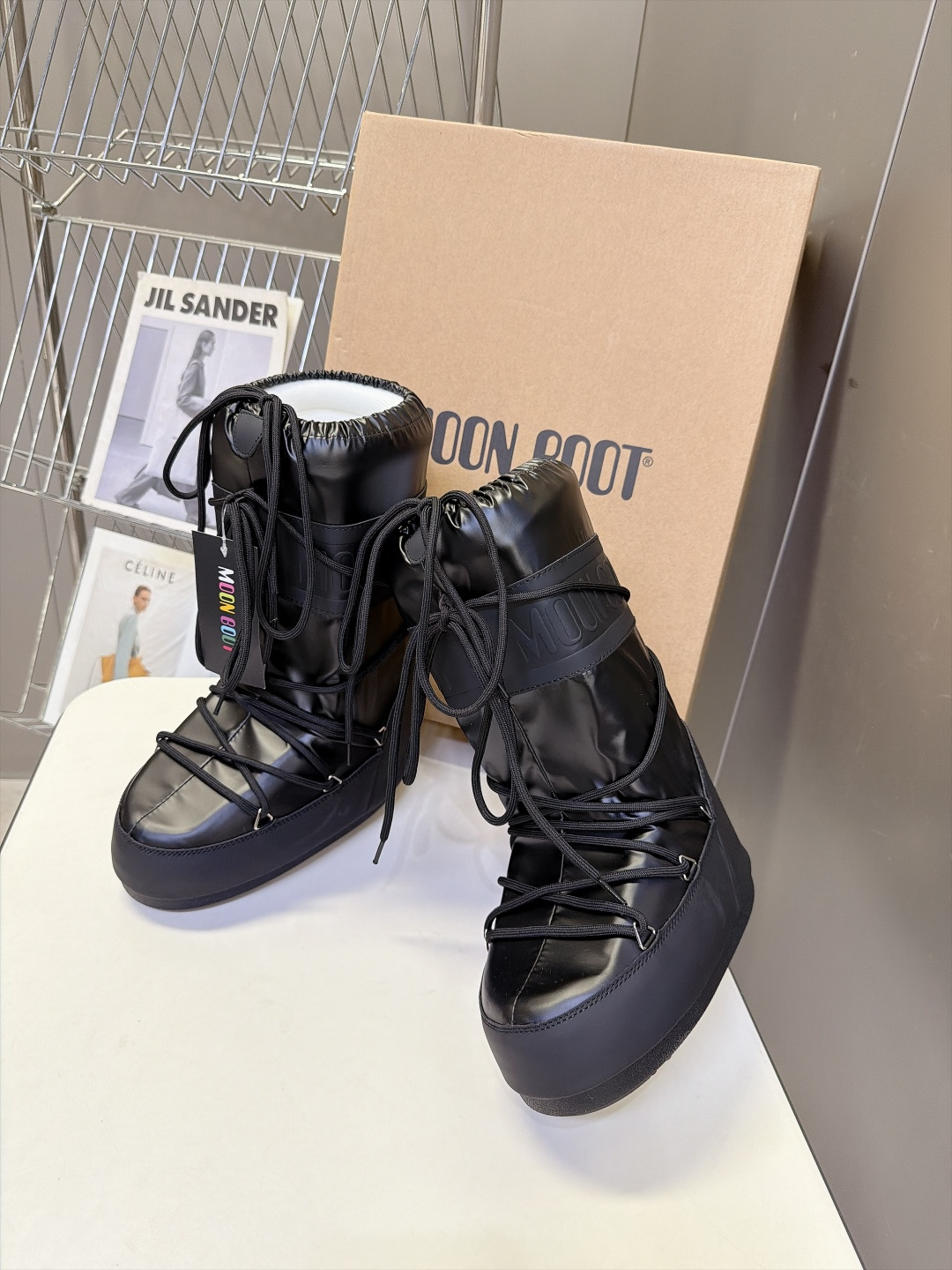 Moon Boot 秋冬最新款雪地靴 丑萌滑雪鞋 超多明星网红种草 秋冬滑雪必备款 现在有一款更另类的雪地靴又杀回来了 