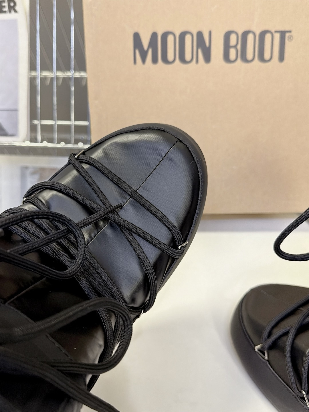 Moon Boot 秋冬最新款雪地靴 丑萌滑雪鞋 超多明星网红种草 秋冬滑雪必备款 现在有一款更另类的雪地靴又杀回来了 
