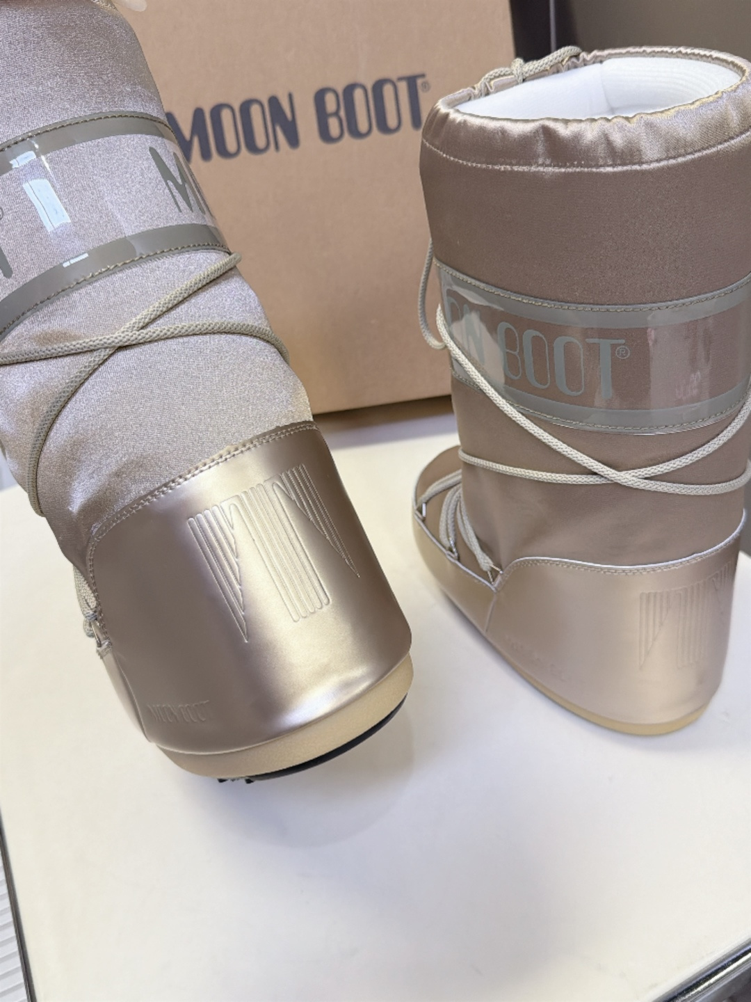 Moon Boot 秋冬最新款雪地靴 丑萌滑雪鞋 超多明星网红种草 秋冬滑雪必备款 现在有一款更另类的雪地靴又杀回来了 