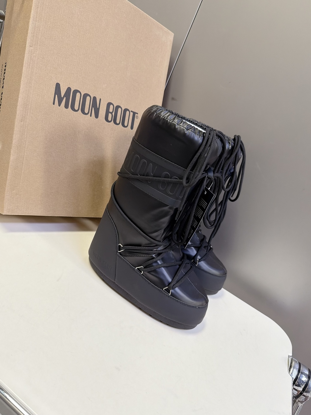 Moon Boot 秋冬最新款雪地靴 丑萌滑雪鞋 超多明星网红种草 秋冬滑雪必备款 现在有一款更另类的雪地靴又杀回来了 