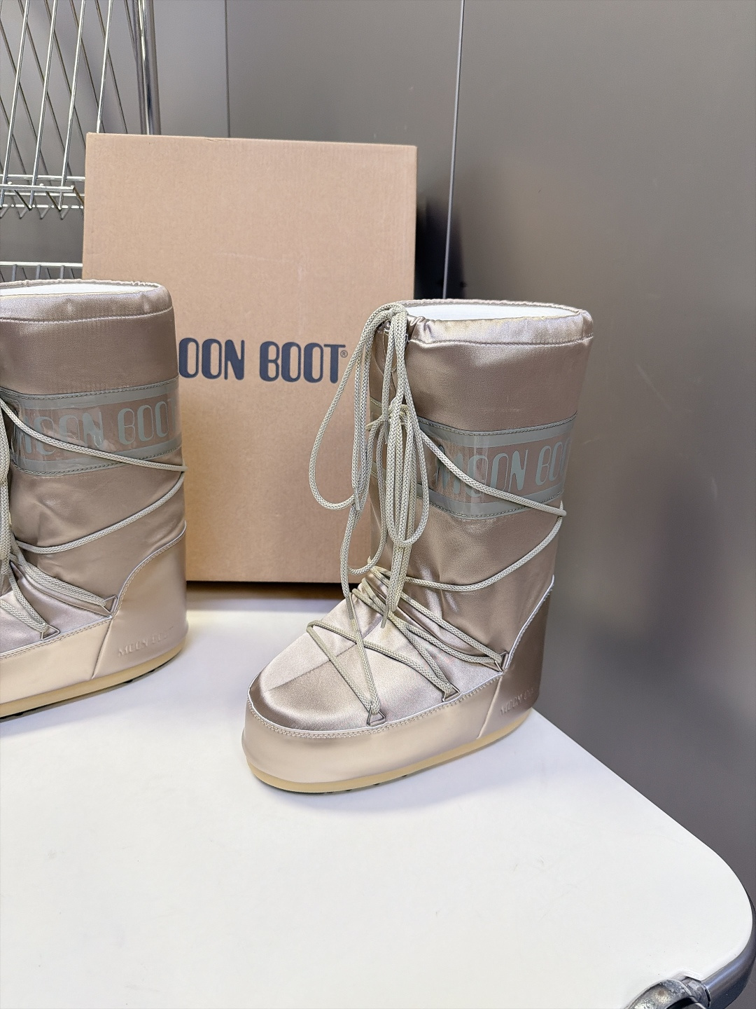 Moon Boot 秋冬最新款雪地靴 丑萌滑雪鞋 超多明星网红种草 秋冬滑雪必备款 现在有一款更另类的雪地靴又杀回来了 