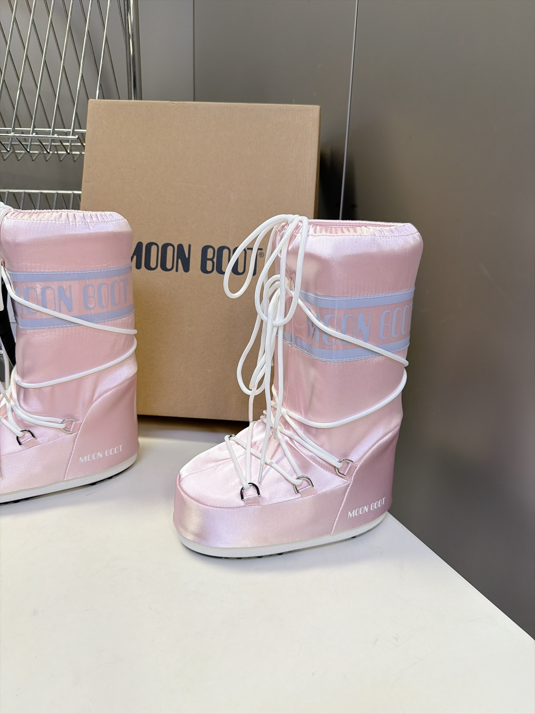Moon Boot 秋冬最新款雪地靴 丑萌滑雪鞋 超多明星网红种草 秋冬滑雪必备款 现在有一款更另类的雪地靴又杀回来了 Moon Boot 秋冬最新款雪地靴 丑萌滑雪鞋 超多明星网红种草 秋冬滑雪必备款 现在有一款更另类的雪地靴又杀回来了
