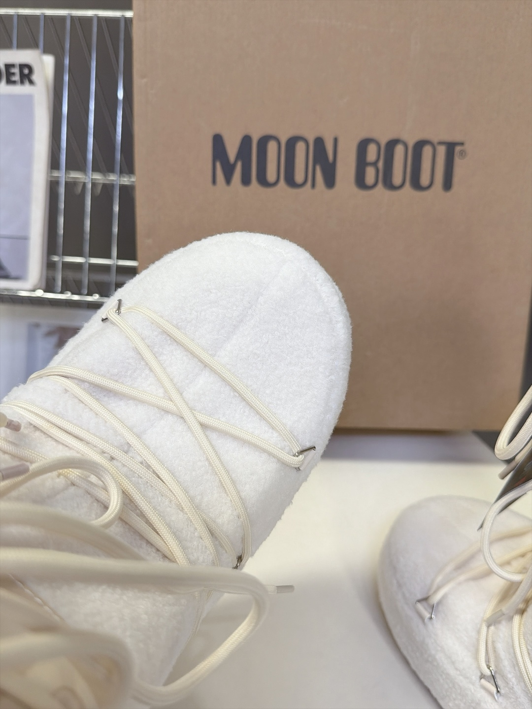Moon Boot 秋冬最新款雪地靴 丑萌滑雪鞋 超多明星网红种草 秋冬滑雪必备款 现在有一款更另类的雪地靴又杀回来了 