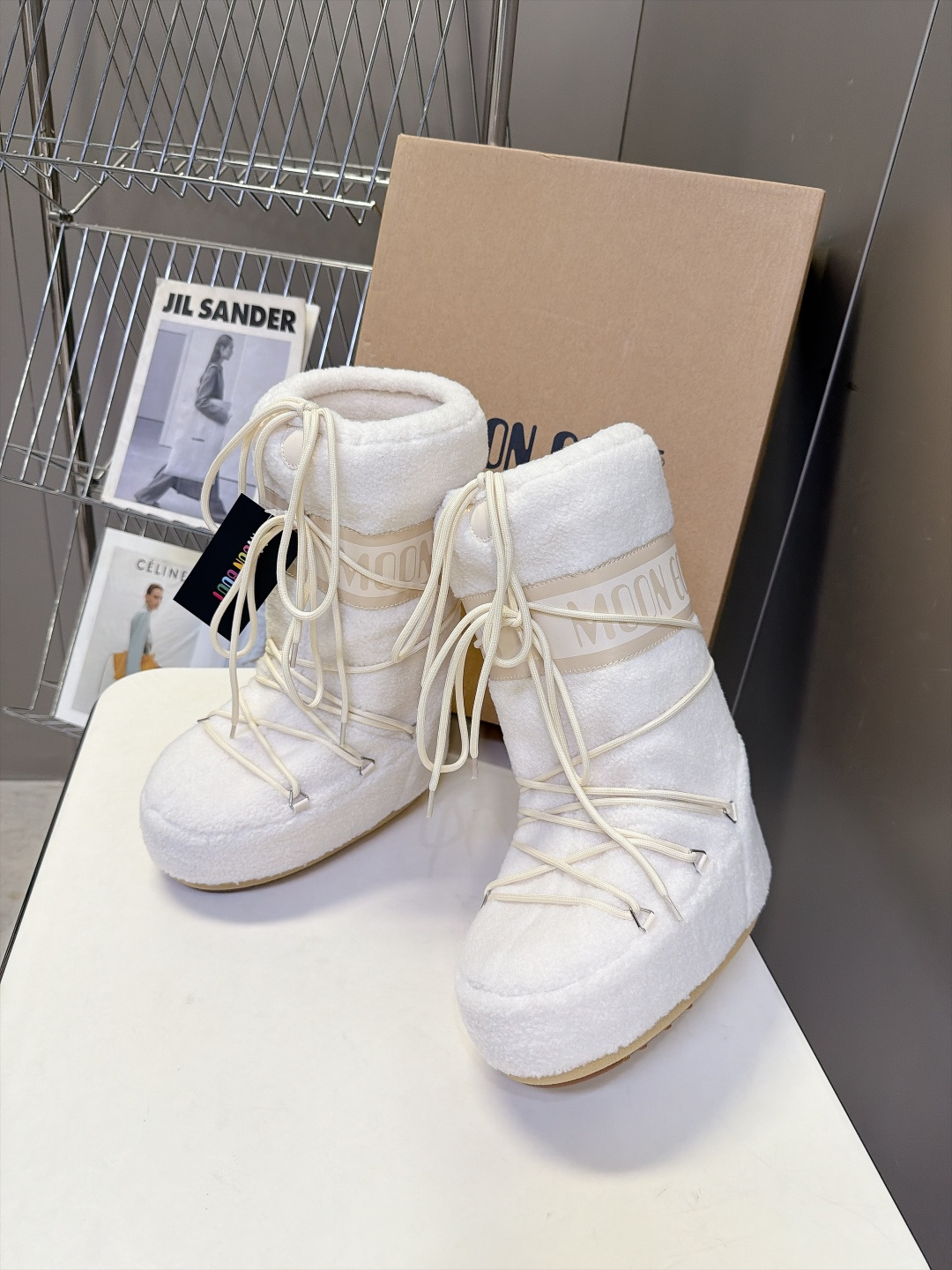 Moon Boot 秋冬最新款雪地靴 丑萌滑雪鞋 超多明星网红种草 秋冬滑雪必备款 现在有一款更另类的雪地靴又杀回来了 