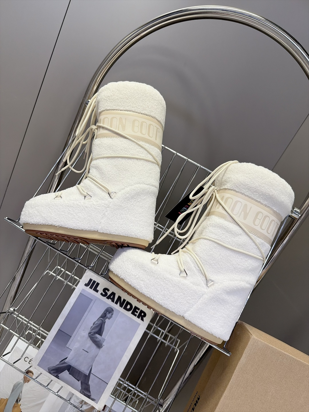 Moon Boot 秋冬最新款雪地靴 丑萌滑雪鞋 超多明星网红种草 秋冬滑雪必备款 现在有一款更另类的雪地靴又杀回来了 