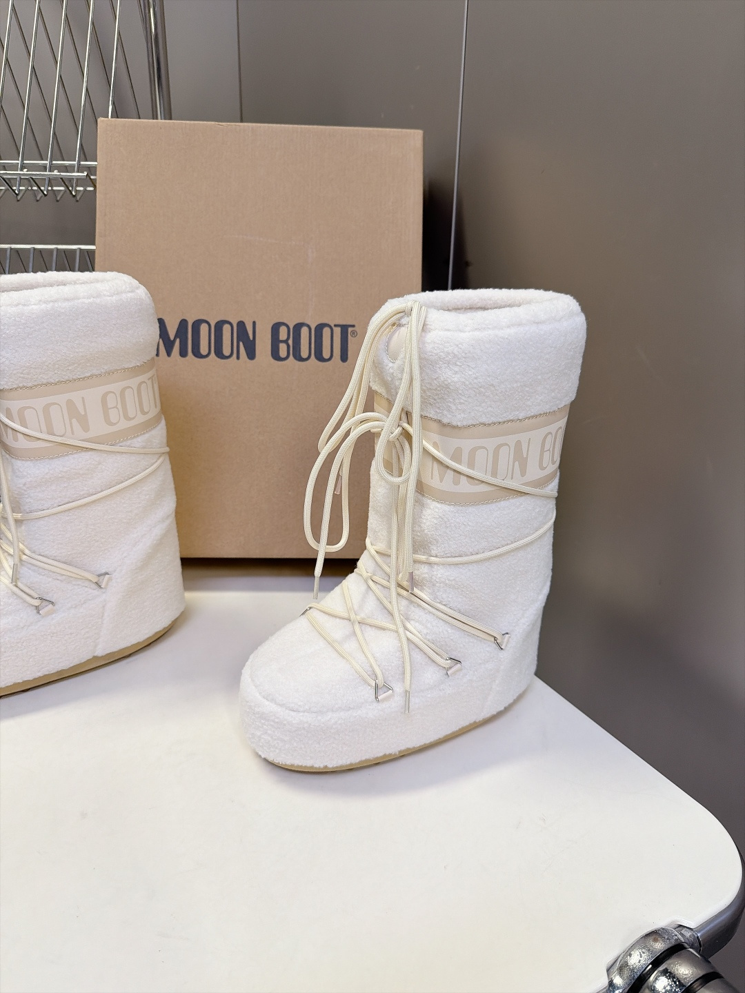 Moon Boot 秋冬最新款雪地靴 丑萌滑雪鞋 超多明星网红种草 秋冬滑雪必备款 现在有一款更另类的雪地靴又杀回来了 