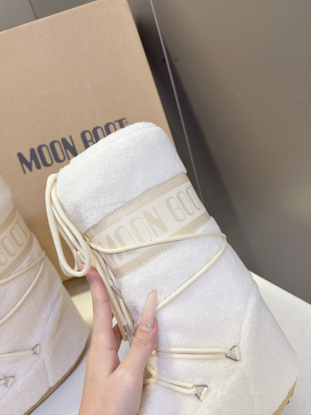 Moon Boot 秋冬最新款雪地靴 丑萌滑雪鞋 超多明星网红种草 秋冬滑雪必备款 现在有一款更另类的雪地靴又杀回来了 