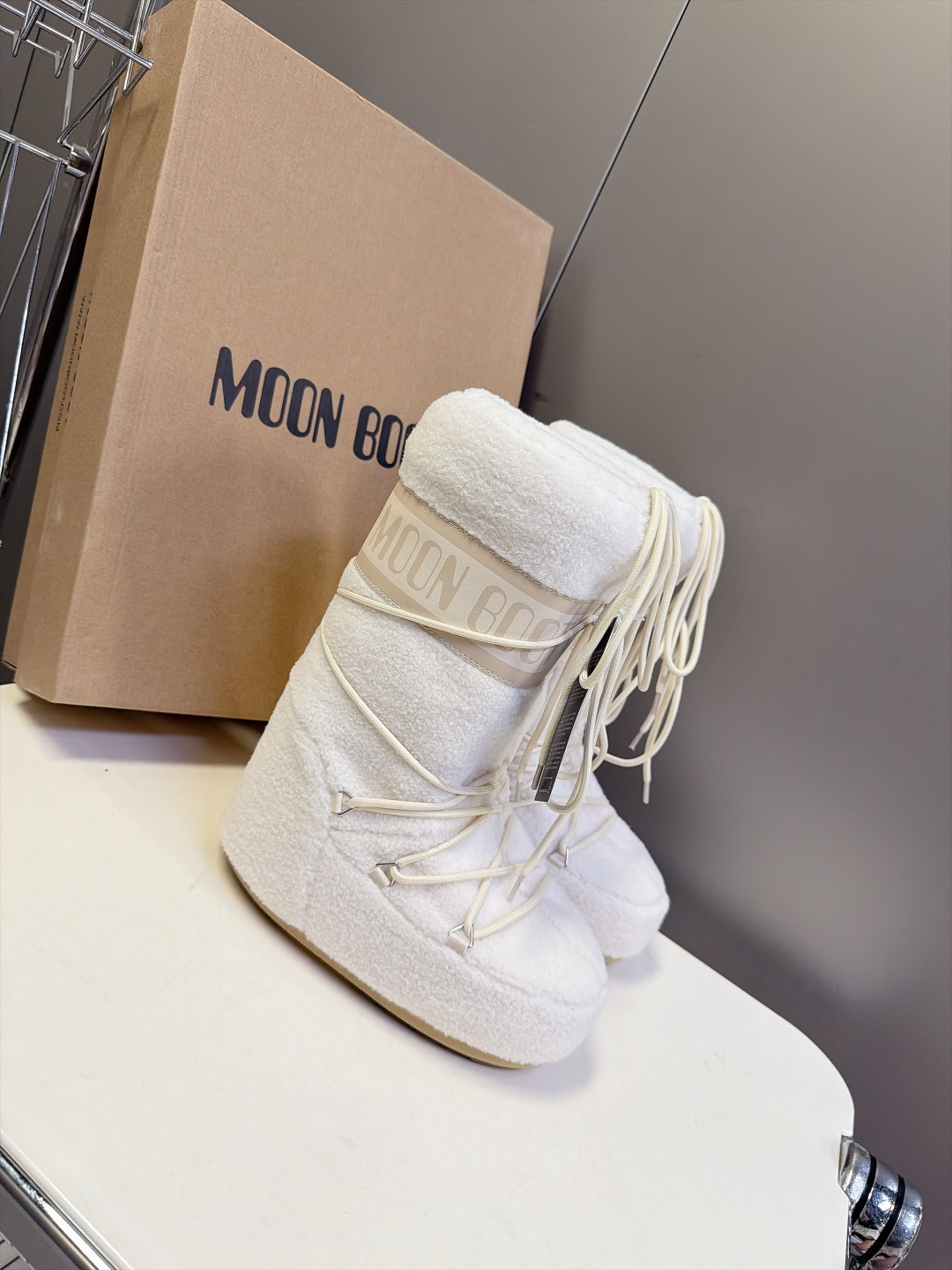 Moon Boot 秋冬最新款雪地靴 丑萌滑雪鞋 超多明星网红种草 秋冬滑雪必备款 现在有一款更另类的雪地靴又杀回来了 