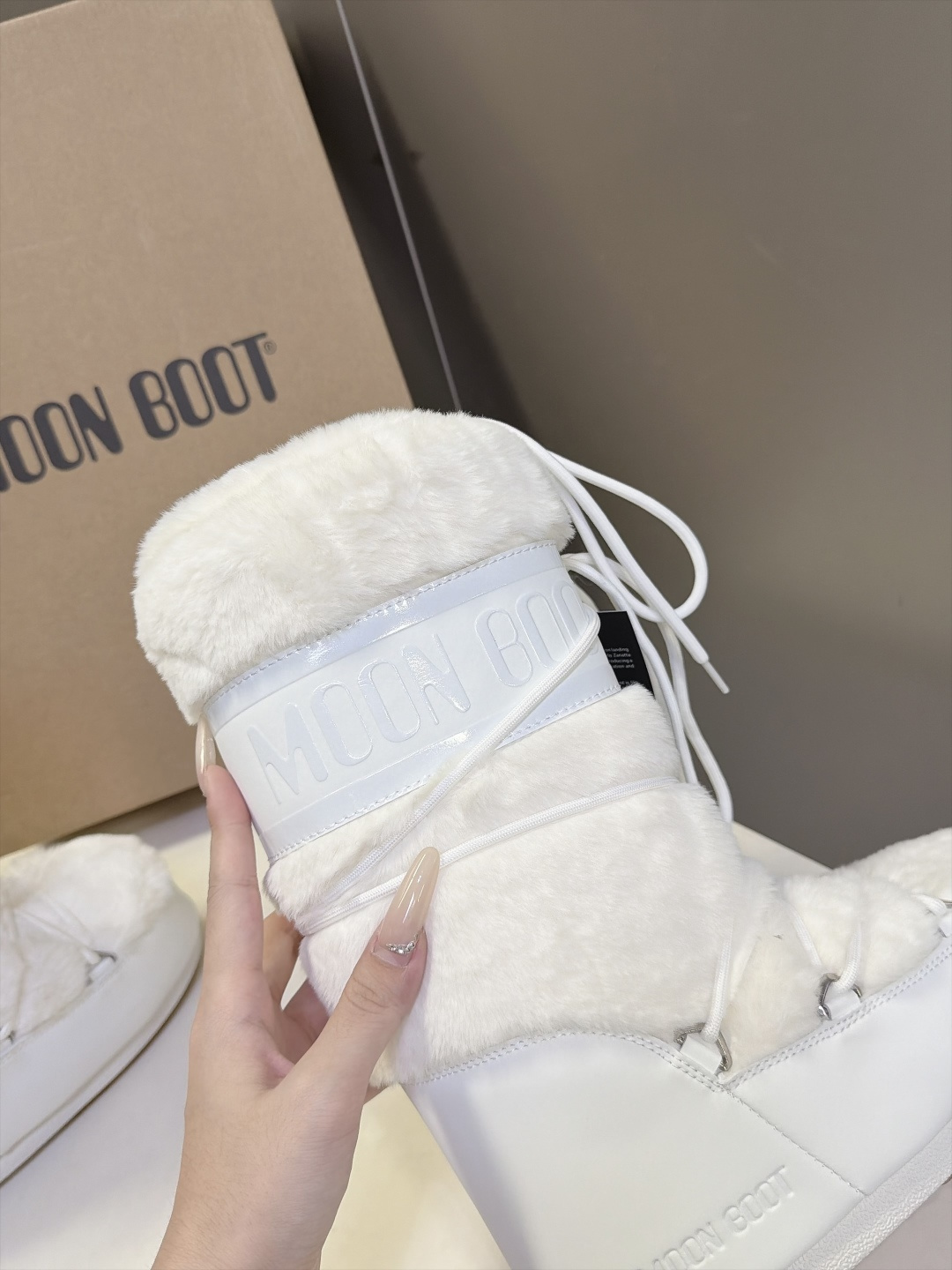 Moon Boot 秋冬最新款雪地靴 丑萌滑雪鞋 超多明星网红种草 秋冬滑雪必备款 现在有一款更另类的雪地靴又杀回来了 Moon Boot 秋冬最新款雪地靴 丑萌滑雪鞋 超多明星网红种草 秋冬滑雪必备款 现在有一款更另类的雪地靴又杀回来了